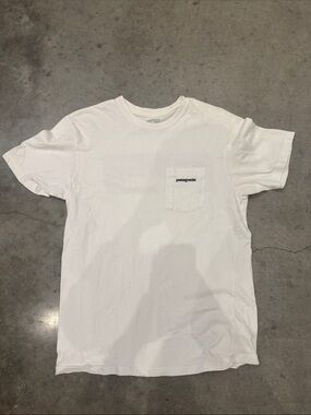 Patagonia P-6 Logo Pocket Tee Men’s Small White Regular Fit